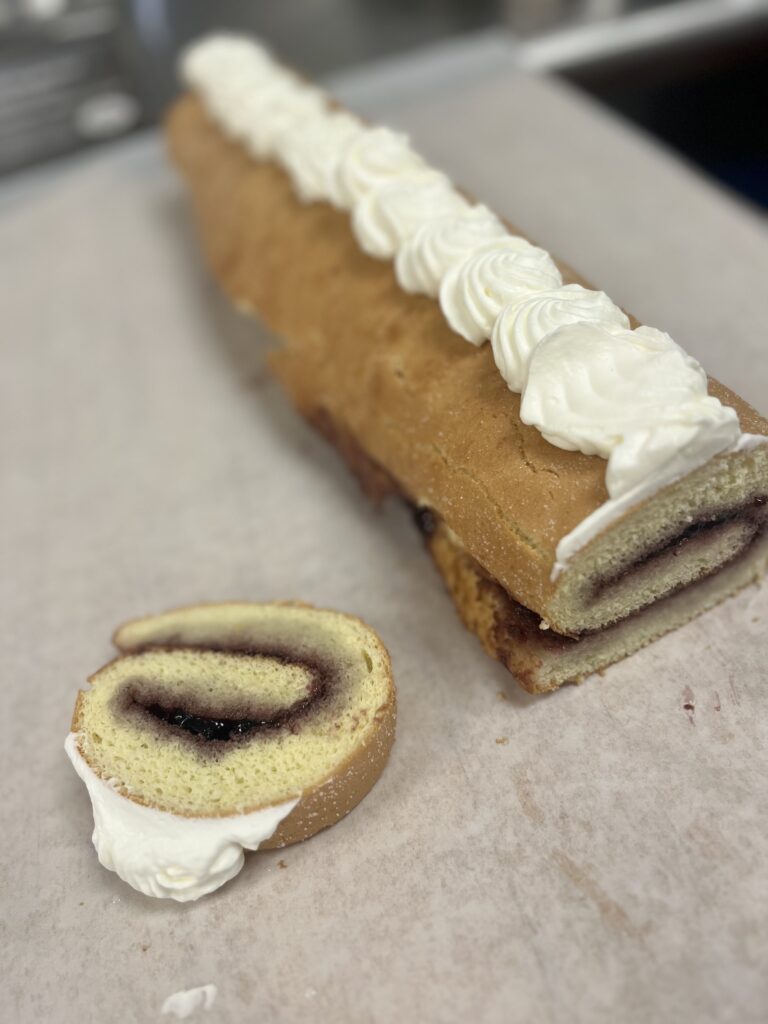 Swiss Roll on sponge cake base